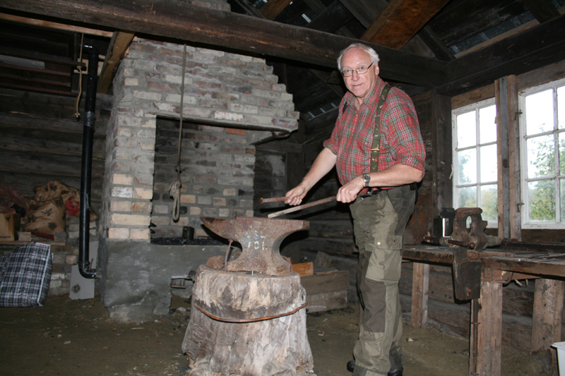 jerverket 078.jpg - Bergul Odd gjør litt smed-fakter